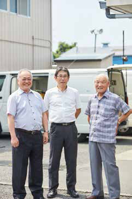 (左から)ヤマト食品(株) 岩見社長、埼玉県事業引継ぎ支援センター 石川さん、さいたま給食(株) 中里さん